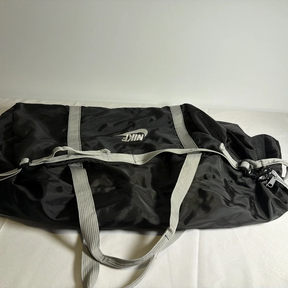 Nike XL Duffle Bag with Adjustable Shoulder Strap Black/grey 28